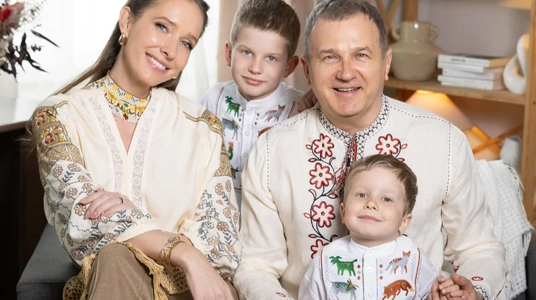 Осадча з Горбуновим та синами у вишиванках поплескалися вербою з нагоди церковного свята. Відео