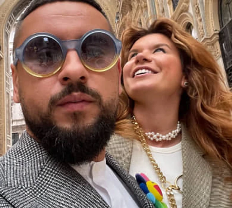 З тобою я собою є нарешті: Монатік сімейним танцем і віршами привітав дружину з 37-річчям