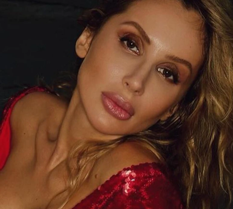 Лобода у червоних паєтках випнула бюст та оголила живіт на вечірньому пляжі. ФОТО