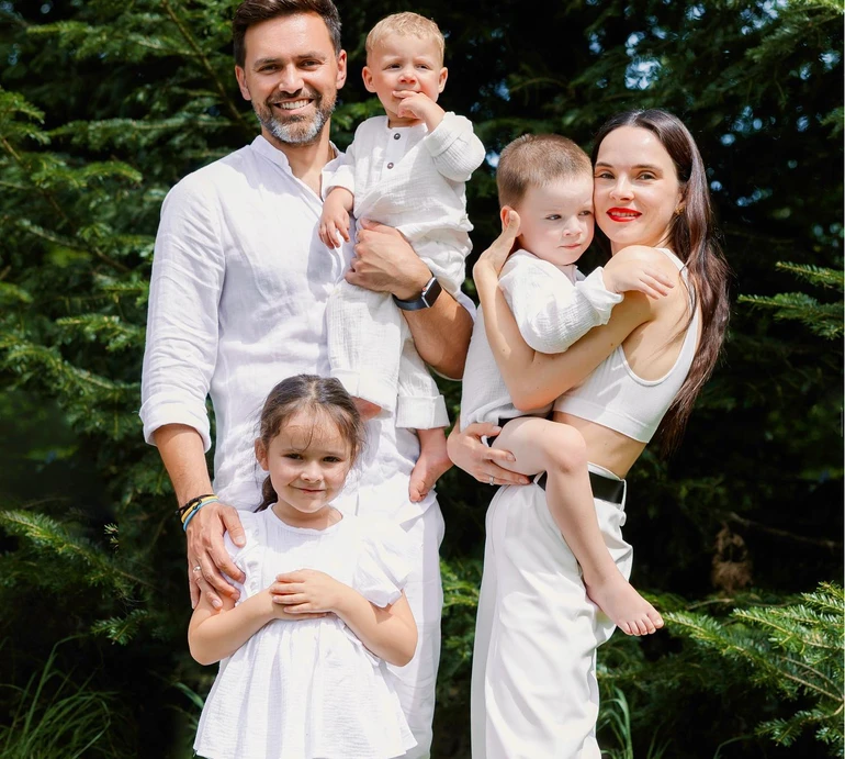 Мірошниченки замилували іграми трьох дітей та показали, які зачіски зробили синам. ФОТО