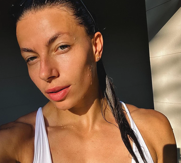 Бех у яскравому бікіні заселфила своє пружне тіло