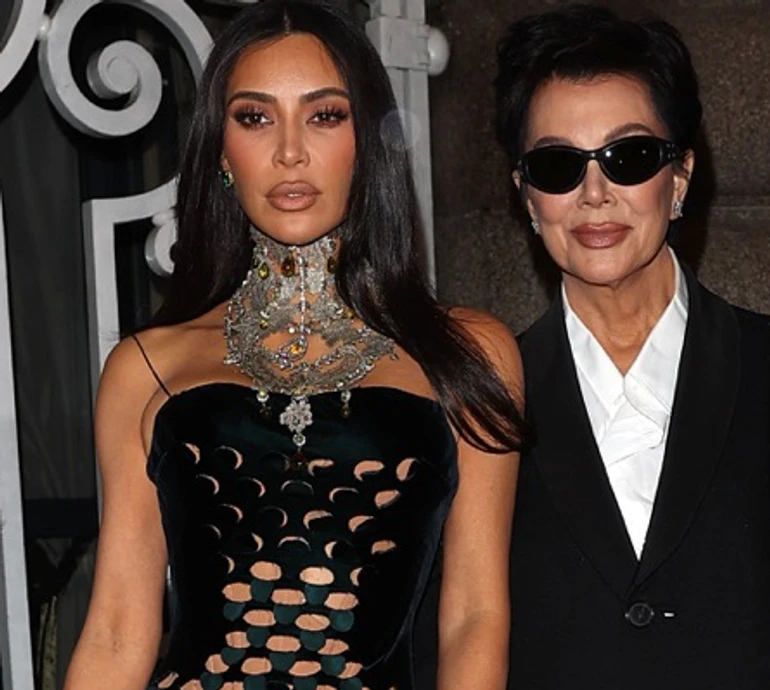 Кардашян у дірках з мокрою сестрою в срібній лусці попозували на модному шоу у Парижі