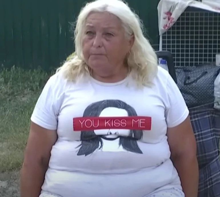 Коля завжди прав!: мама Тищенка, яка торгує шкарпетками біля метро, висловилася про скандали сина та облаяла його хейтерів