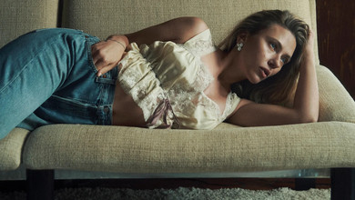 Мереживо, ковбойки та куці шорти: Йоханссон в грайливих луках полежала на дивані для фото в глянці