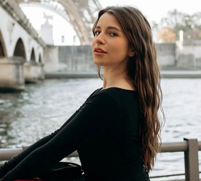 Соловій у декольтованому міні та панчохах наробила атмосферних фото у вічнозакоханому Парижі