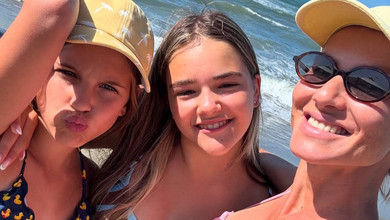 Дівчача команда: Юрушева з дочками та племінницею у паперових тіарах наробили кумедних селфі на пляжі