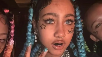 Кольорові лінзи, чорні гріллзи, нарощені вії і тату на обличчі: 12-річна донька Веста і Кардашян збурила мережу епатажним луком