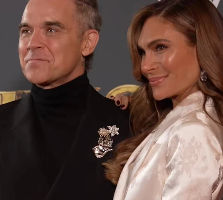 Роббі Вільямс з ошатною дружиною підтримали 13-річну дочку на її кінодебюті. Фото