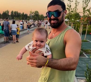 1,5-річний син Козловського насмішив мережу відповіддю про те, чим його тато займається на роботі