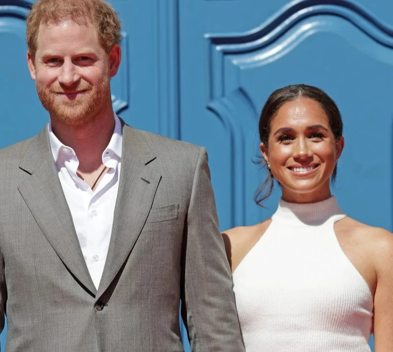 Ніжність та веселощі: принц Гаррі та Меган Маркл з дітьми попозували для різдвяної листівки