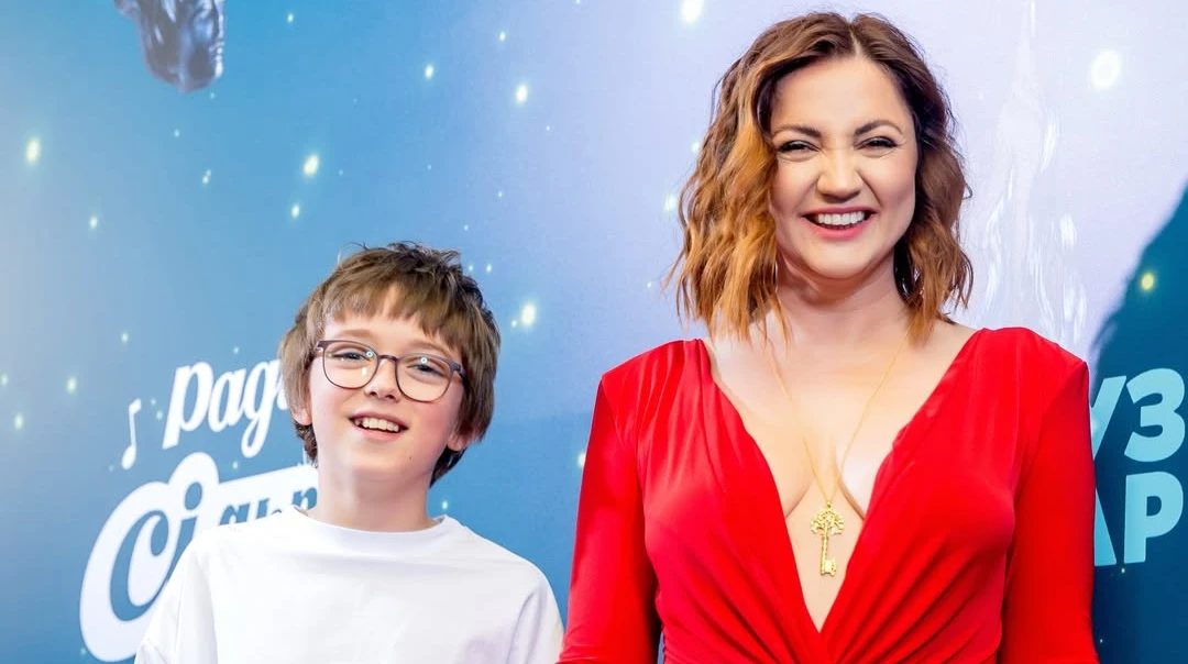 Цибульська у полум'яній сукні з декольте подуркувала з 11-річним сином на хіднику премії. Фото