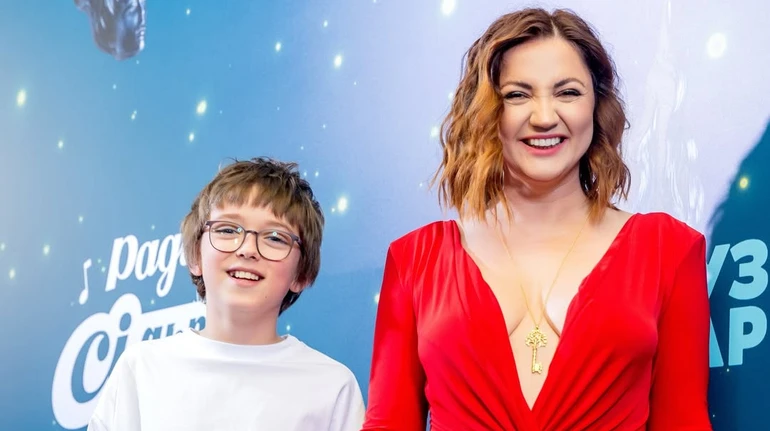 Цибульська у полум'яній сукні з декольте подуркувала з 11-річним сином на хіднику премії. Фото