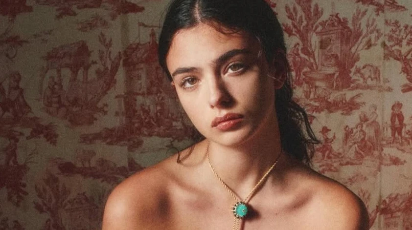 Сукня-квітка з дірками на стегнах, фатиновий каскад і bubble dress: Дева Кассель у вишуканих луках попозувала на металевій стійці