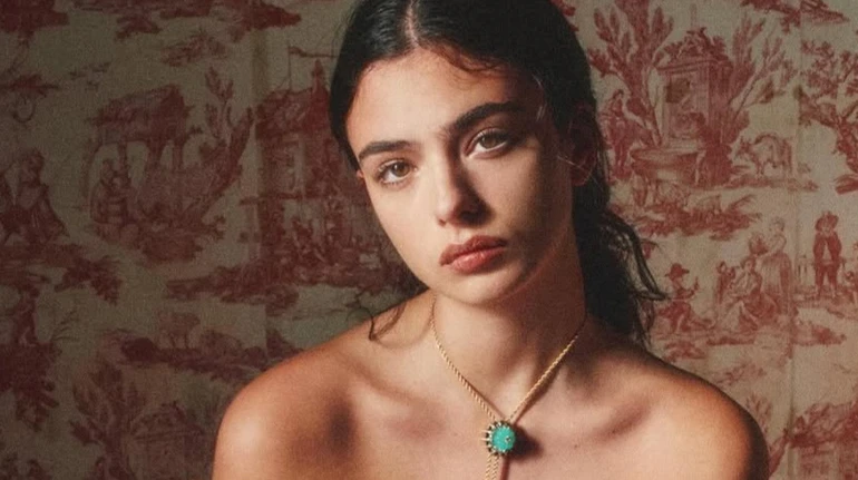 Сукня-квітка з дірками на стегнах, фатиновий каскад і bubble dress: Дева Кассель у вишуканих луках попозувала на металевій стійці