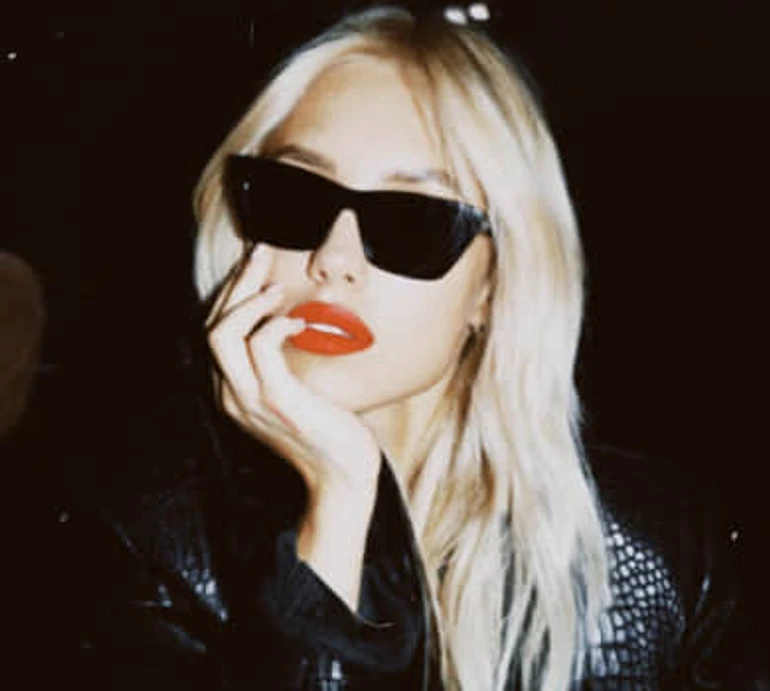 Квіткова з червоною помадою зухвало попозувала в авто та показалася в діловому міні серед міста