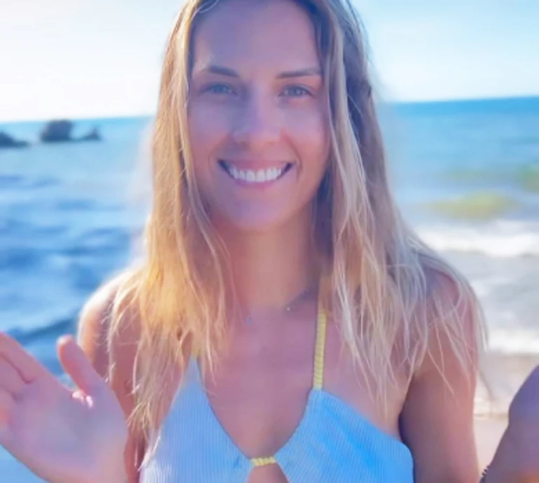 Біжу в 33: Харлан у бікіні промайнула пляжем, посвітивши сідницями на камеру