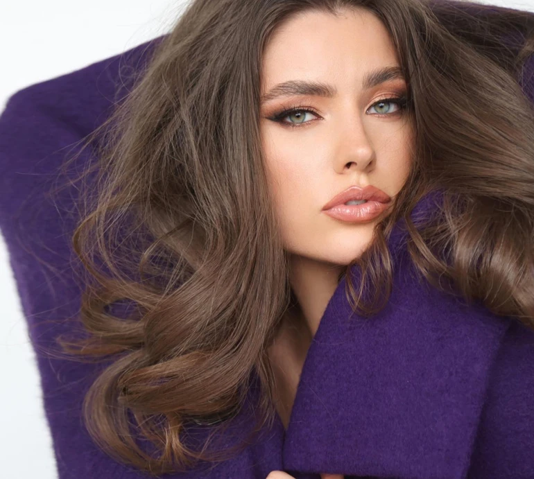 Оголена Міс Усанова приклала корсетну сукню до тіла для ефектних ФОТО