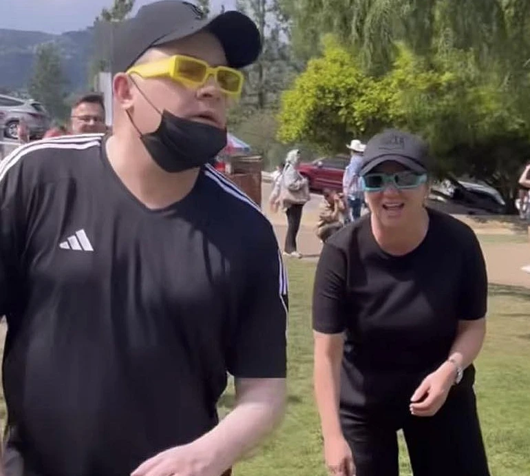 Горбачова привітала Данилка кумедним танцем із ним та мамою Сердючки на тлі голлівудських пагорбів. ВІДЕО