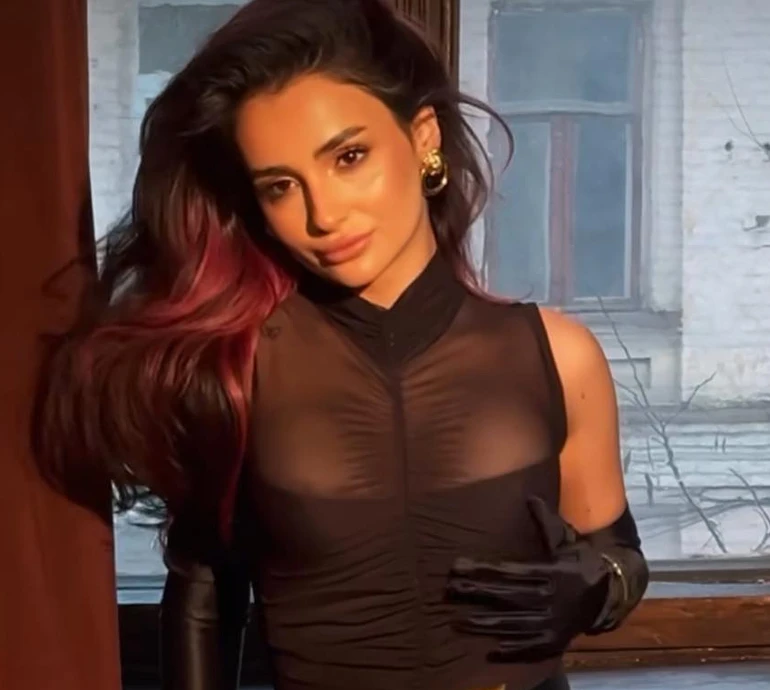 Трінчер у сексі-боді та ботфортах влаштувала гарячу зйомку на підвіконні. ВІДЕО