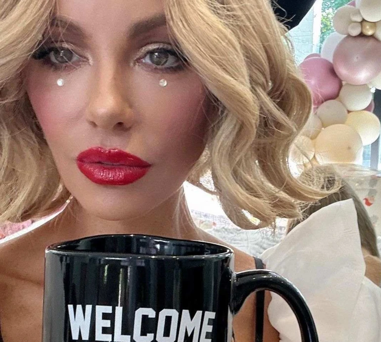 Мамина виноградинка: Бекінсейл поділилася рідкісним фото своєї 24-річної доньки від Майкла Шина