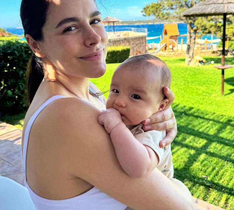 Онуфрійчук розповіла, як наважилася на переліт із 2-місячним дитям, та показалася з ним у купальнику. Фото