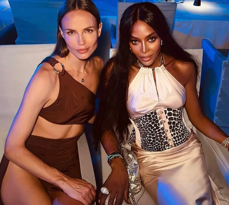 Кемпбелл з обома дітьми засвітилася на Мальдівах у товаристві росіян. Фото