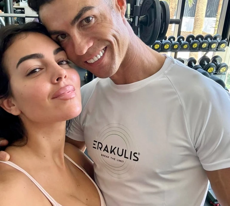 Роналду з нареченою на 8-річчя своїх двійнят показали їхні милі фото