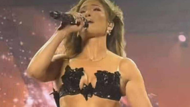 Лопес у дуже низьких штанях зі шворками повторила власний стиль 24-річної давнини. Фото