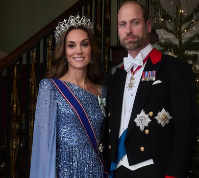 Total black з перлами і блискуче максі з кейпом: Міддлтон вигуляла два стильних луки з нагоди візиту президента Німеччини