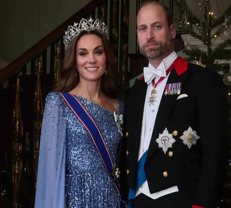 Total black із перлами і блискуче максі з кейпом: Міддлтон вигуляла два стильних луки з нагоди візиту президента Німеччини