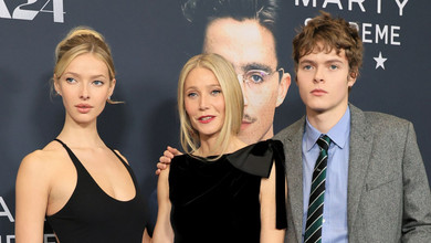 Пелтроу з дочкою у сукні 30-річної давнини та сином у краватці попозувала на кінопрем'єрі в Нью-Йорку