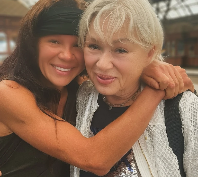Дихаю тобою: Руслана зворушливо привітала свою вічнодрайвову маму і показала її в своїх обіймах
