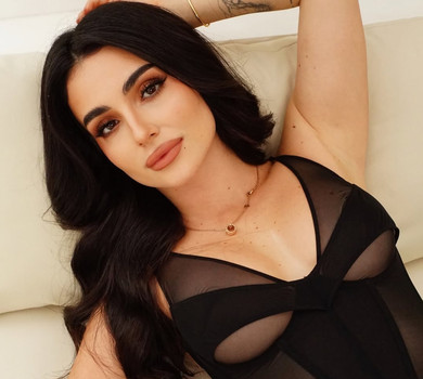 Трінчер у корсеті з сіточкою позваблювала бюстом на нових фото