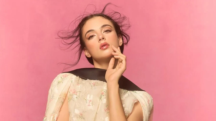 Квіткове міні, накидка без ліфа та прозора сукня: Дева Кассель у яскравих луках оголила ноги на фешн-фото