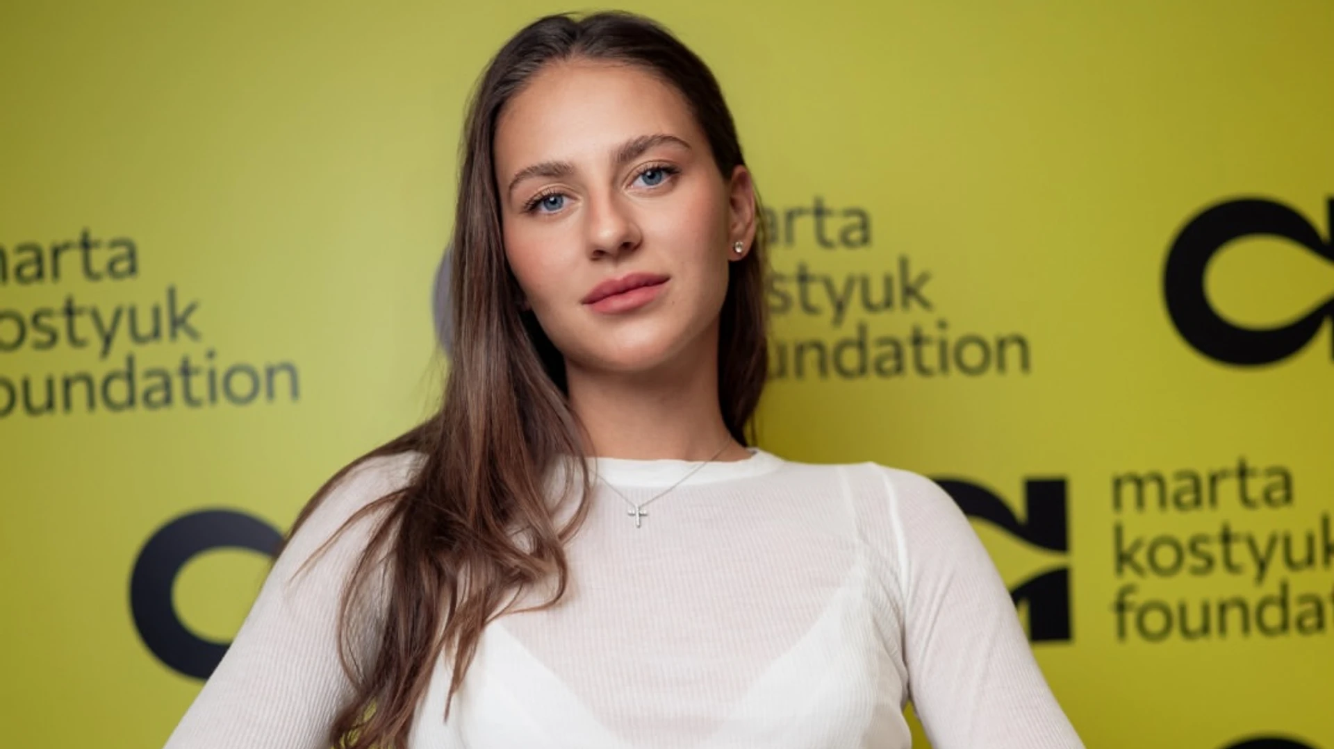 Костюк у помаранчевому купальнику блиснула фігуркою та ефектно стрибнула у воду. Фото