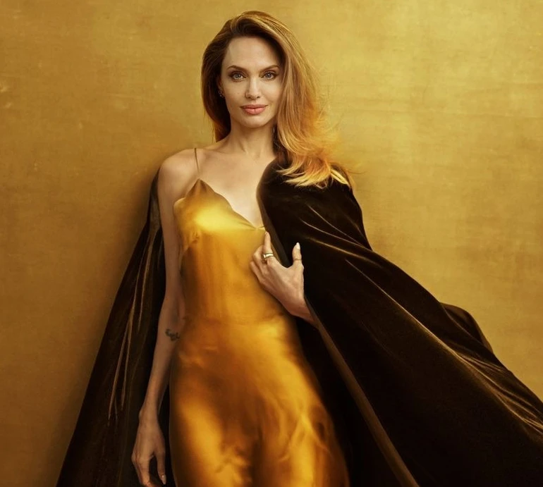 Не модниця Джолі показалася з сином і дочкою у Vogue