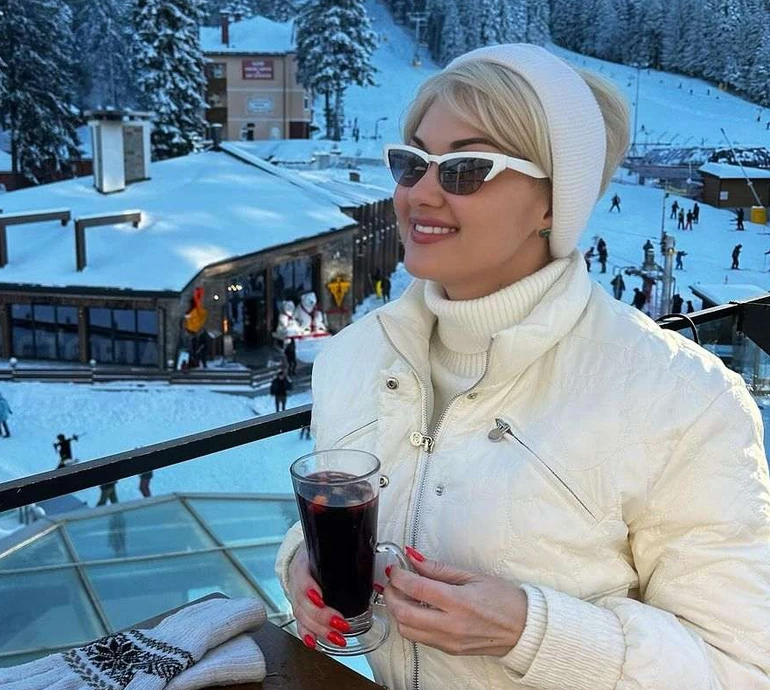 Бужинська з чоловіком, сином та донькою засвітилася на гірськолижному курорті в Болгарії