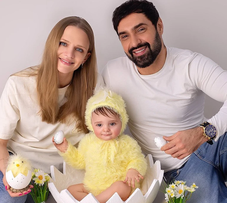 Козловський на Великдень замилував сином в образі курчатка. Відео