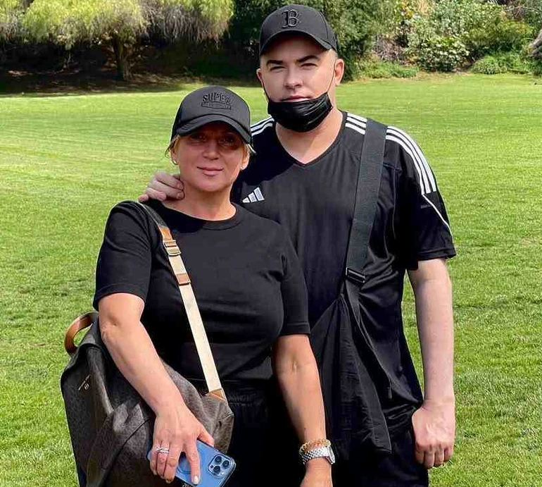 Як зробити посмішку: Данилко з мамою Сердючки поділилися дієвим лайфхаком. Фото