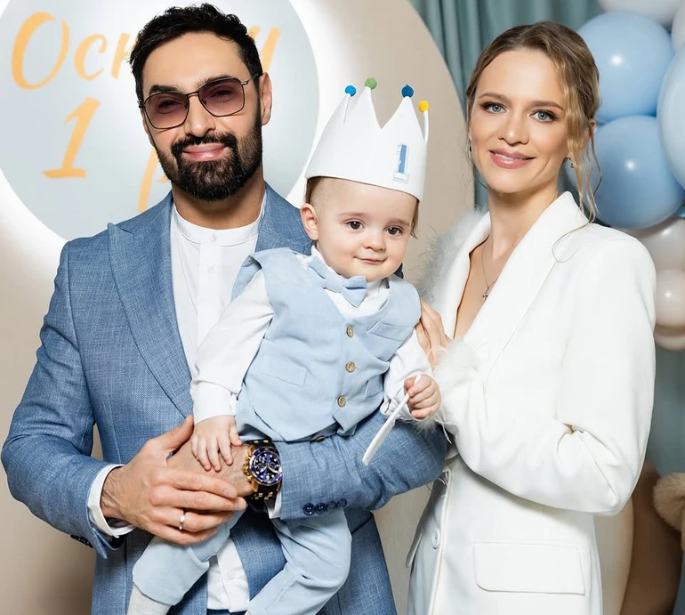 Дружина Козловського в купальнику показалась у басейні з 1-річним сином. Фото