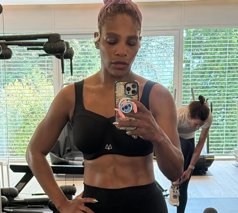 43-річна Серена Вільямс посвітила рельєфним пресом у спортзалі