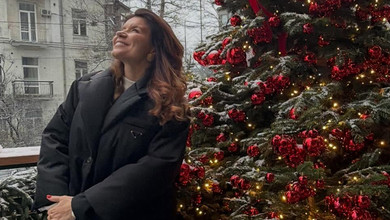 Дружина Монатіка в червоних спортивках заселфилася з синами на тлі ошатної ялинки