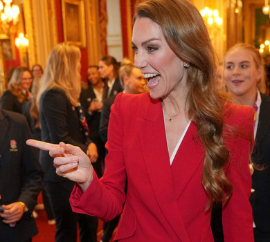 До Червоних троянд - у червоному: Міддлтон у костюмі від Alexander McQueen зустрілася з жіночою збірною з регбі