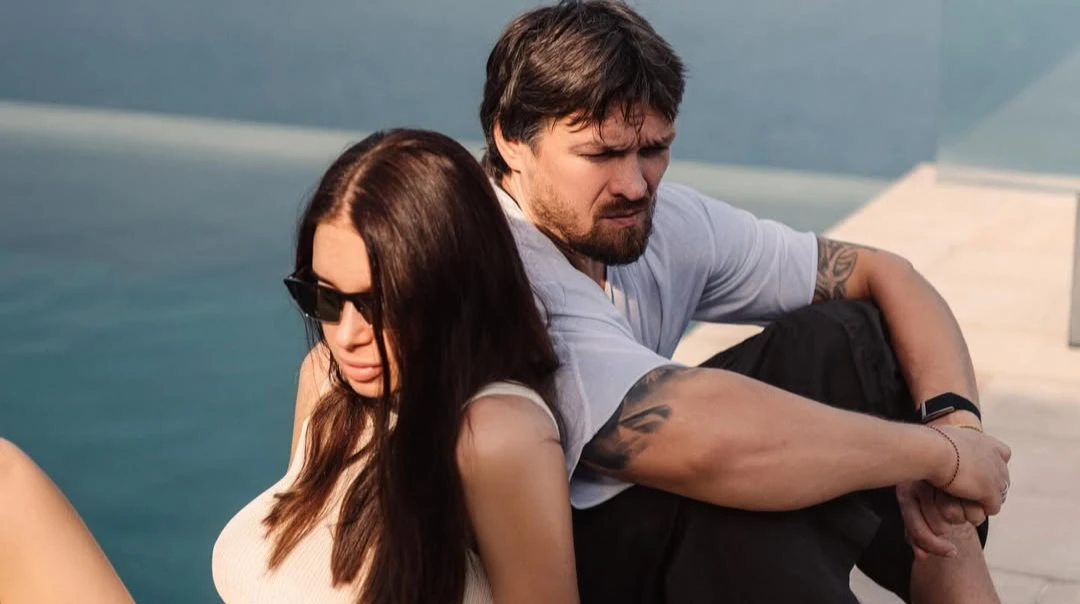 Кохаю: дружина Усика з нагоди свята показалася з ним на романтичних фото коло басейну