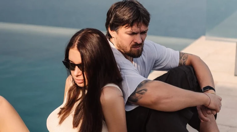 Кохаю: дружина Усика з нагоди свята показалася з ним на романтичних фото коло басейну