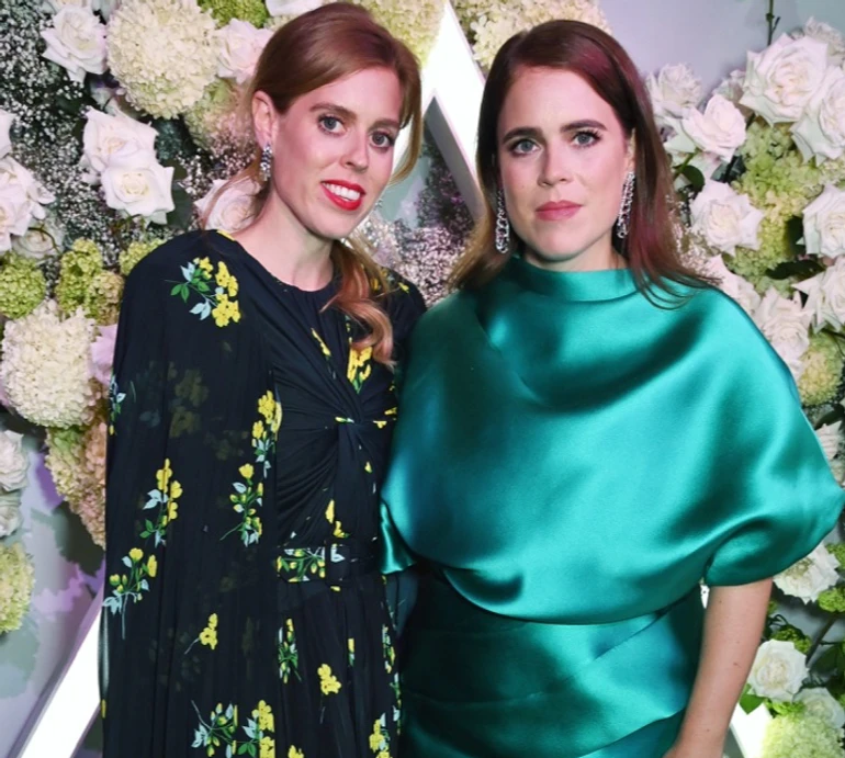 Євгенія у смарагдовому шовку та Беатріс у квіточках: онуки королеви Єлизавети II вигуляли ошатні сукні на Vogue World 2023