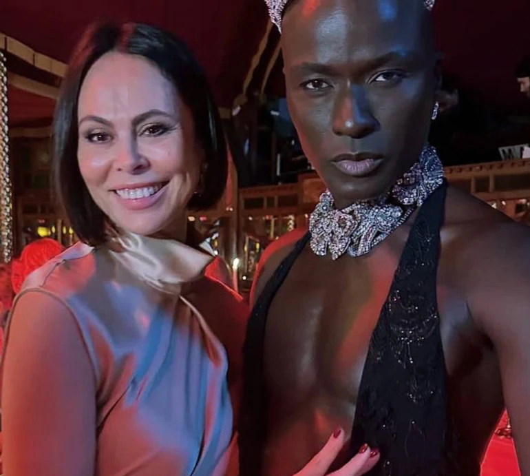 Розріз із пір'ям та комахи у вухах: як ексдружина Кличка на вечірці в Мюнхені стегном світила. ФОТО