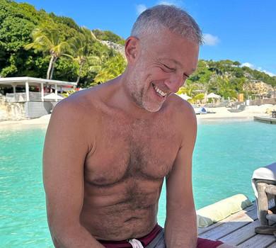 57-річного Касселя підловили на бразильському пляжі з молодою пасією в яскравому бікіні. ФОТО