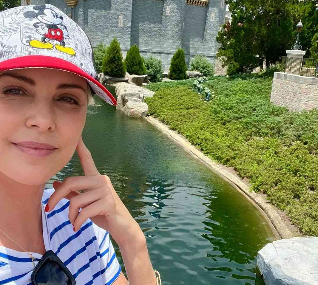 Шарліз, 48 рочків: Терон із доньками відірвалася у парку розваг. Фото