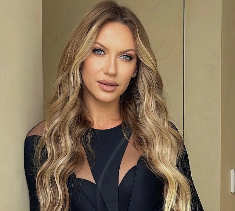 Нікітюк топлес млосно попозувала для фото